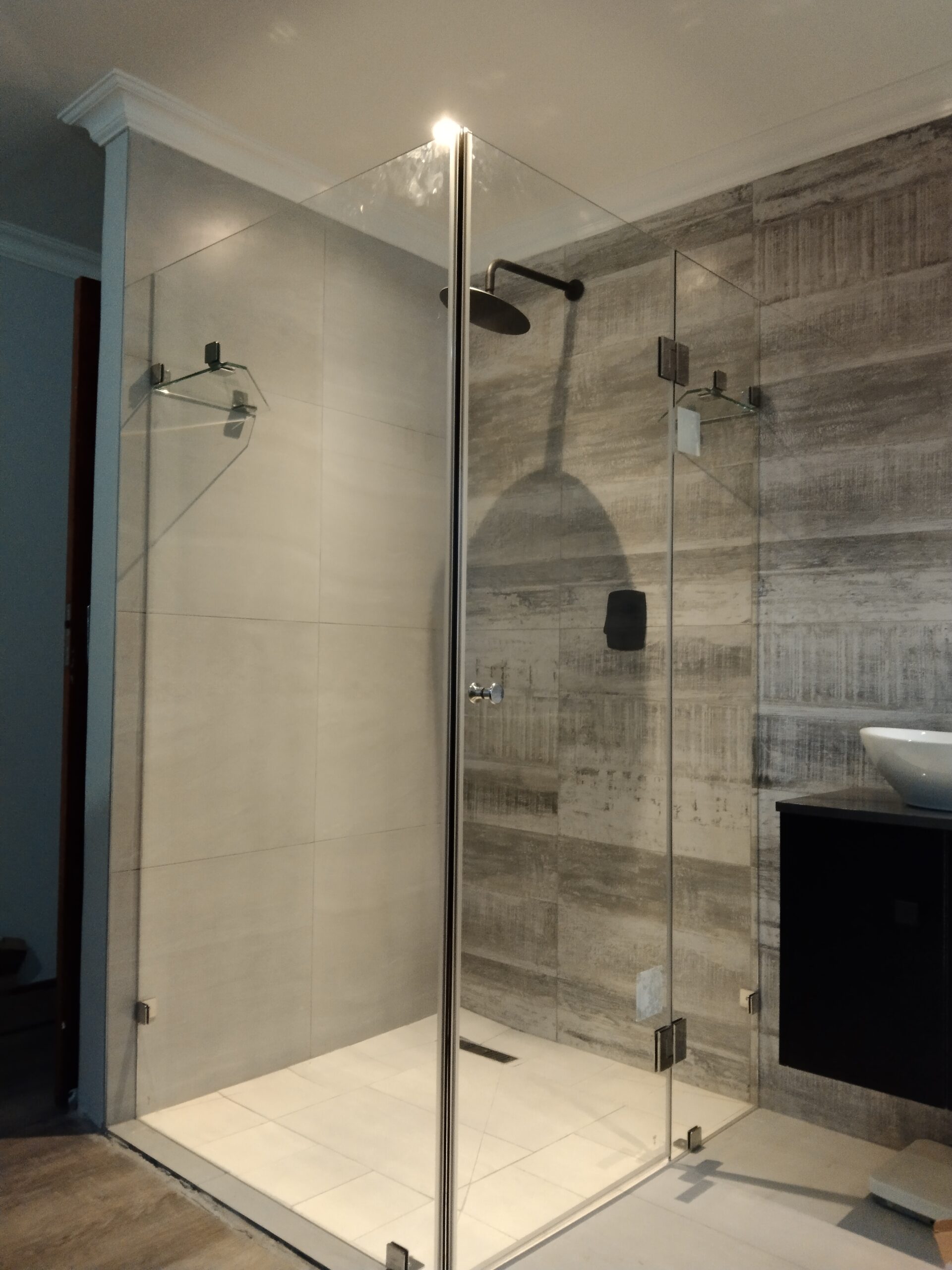 Frameless Walk-In Elegance Frameless Walk-In Elegance